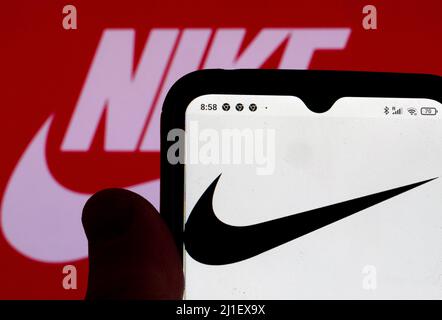 Dans cette illustration, le logo Nike s'affiche sur l'écran d'un smartphone et en arrière-plan (photo d'Igor Golovniov / SOPA Images / Sipa USA) Banque D'Images