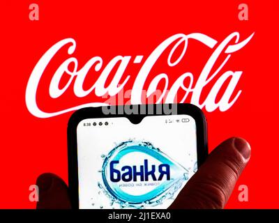 Dans cette illustration, le logo Bankia, eau minérale disponible en Bulgarie est affiché sur un écran de smartphone avec un logo Coca-Cola en arrière-plan (photo d'Igor Golovniov / SOPA Images/Sipa USA) Banque D'Images