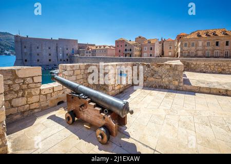 Canon historique sur les murs de la ville de Dubrovnik en Croatie, Europe. Banque D'Images