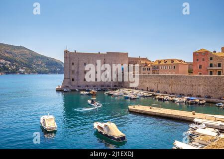 Vue sur la forteresse de Saint-Jean depuis les murs de la ville de Dubrovnik en Croatie, Europe. Banque D'Images