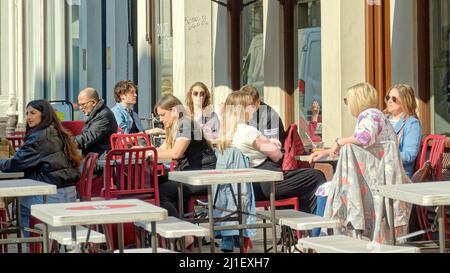 Glasgow, Écosse, Royaume-Uni 25th mars 2022. Temps UK: : Une autre journée ensoleillée a vu l'été comme le temps avec des températures en hausse et une place Sunny George comme les gens s'étaient assis pour manger le déjeuner. Crédit Gerard Ferry/Alay Live News Banque D'Images