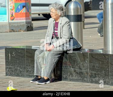 Glasgow, Écosse, Royaume-Uni 25th mars 2022. Temps UK: : Une autre journée ensoleillée a vu l'été comme le temps avec des températures en hausse et une place Sunny George comme les gens s'étaient assis pour manger le déjeuner. Crédit Gerard Ferry/Alay Live News Banque D'Images