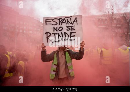 Madrid, Espagne. 25th mars 2022. Un homme est vu portant un écriteau indiquant « pain ne veut pas abandonner » lors d'une manifestation près du ministère des Transports le 12th jour d'une grève nationale des transports. Des milliers de camionneurs protestent contre leurs conditions de travail précaires, contre l'augmentation du prix du carburant qui a été accentuée par l'invasion russe de l'Ukraine, et exigent également la démission du ministre des Transports Raquel Sanchez. Credit: Marcos del Mazo/Alay Live News Banque D'Images