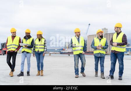 Équipe d'ingénieurs industriels divers travaillant dans le terminal logistique de fret de conteneurs Banque D'Images