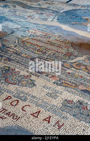 La célèbre “carte en mosaïque” de l’église orthodoxe grecque de St George, Madaba, gouvernorat de Madaba, Jordanie. Banque D'Images