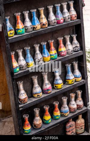 Vente de souvenirs en bouteille de sable coloré, Madaba, gouvernorat de Madaba, Jordanie. Banque D'Images