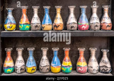 Vente de souvenirs en bouteille de sable coloré, Madaba, gouvernorat de Madaba, Jordanie. Banque D'Images