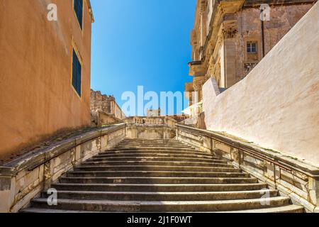 Les escaliers jésuites dans le centre-ville historique de Dubrovnik en Croatie, en Europe. Banque D'Images