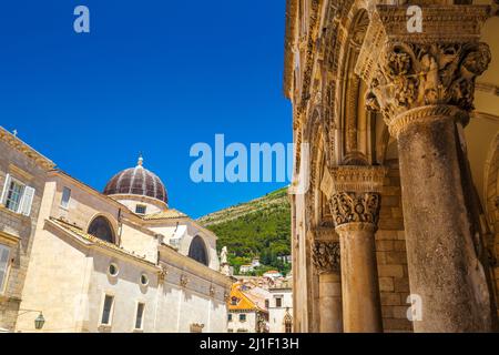 Vue sur l'église Saint-Blaise depuis le palais du Recteur, dans le centre historique de Dubrovnik, en Croatie, en Europe. Banque D'Images