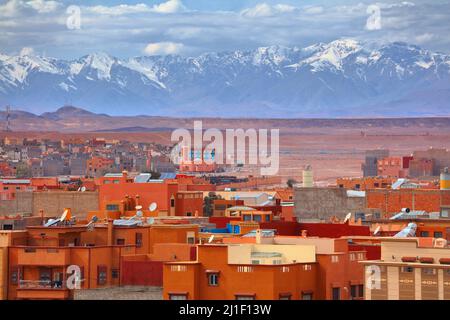 Ouarzazate ville au Maroc (également orthographié Warzazat). Horizon de la ville avec quartier résidentiel et montagnes de l'Atlas en arrière-plan. Banque D'Images