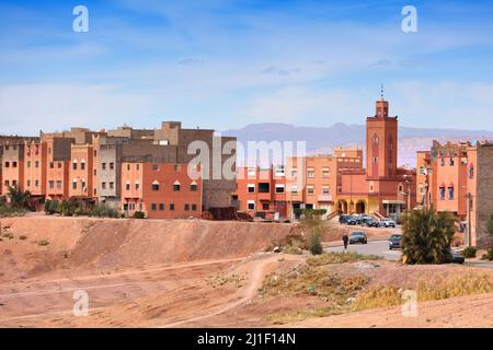 Ouarzazate ville au Maroc (également orthographié Warzazat). Horizon de la ville avec quartier résidentiel et montagnes de l'Atlas en arrière-plan. Banque D'Images