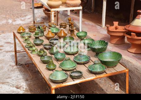 Ouarzazate marché de rue produits artisanaux au Maroc. Céramiques artisanales marocaines dans le souk. Céramique de style tagine. Banque D'Images