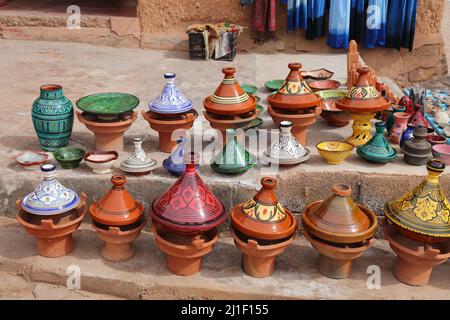 Ouarzazate marché de rue produits artisanaux au Maroc. Céramiques artisanales marocaines dans le souk. Marmites de tagine. Banque D'Images