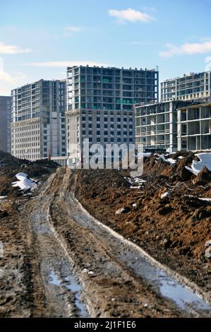 Construction d'une nouvelle zone résidentielle. Route d'accès au sol. Industrie et construction. Banque D'Images