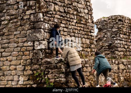 Famille caucasienne explorant les ruines de tours à Catoira, Espagne Banque D'Images