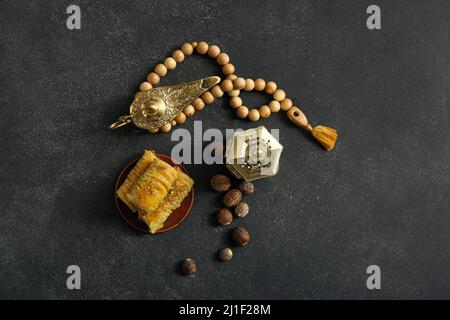 Savoureux baklava turque avec lampes arabes et tasbih sur fond sombre Banque D'Images