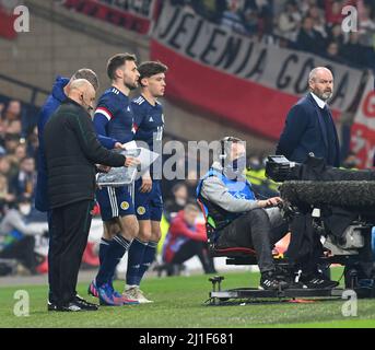 Hampden Park, Glasgow.Écosse Royaume-Uni. Jeudi 24 mars 22. L'Ecosse internationale contre la Pologne. En attente de venir sur Stephen O'Donnell et Aaron Hickey de l'Écosse avec le directeur Steve Clarke crédit: eric mccowat/Alay Live News Banque D'Images