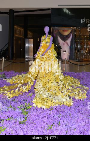 Nevada USA, 09-06-21 Un mannequin porte une belle robe jaune recouverte de papillons recréant la saison estivale dans les boutiques de Crystals Las Vegas Banque D'Images