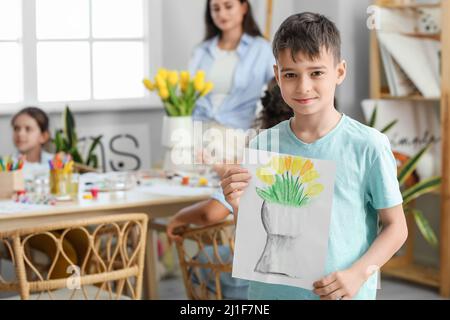 Joli garçon avec une photo peinte pendant la classe de maître dans l'art Banque D'Images