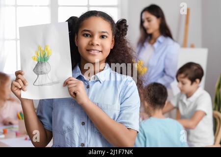 Jolie fille afro-américaine avec photo peinte pendant la classe de maître dans l'art Banque D'Images