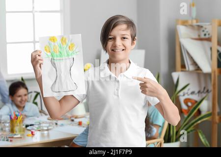 Joli garçon avec une photo peinte pendant la classe de maître dans l'art Banque D'Images