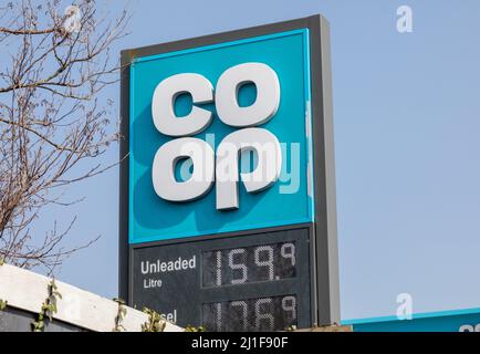 Penzance,Cornwall,25th mars 2021,les coûts du carburant commencent à diminuer sur les prévisions des supermarchés. Au cours de la déclaration du printemps de Rishi Sunak, le gouvernement a annoncé que les coûts du carburant seraient réduits de 5p le litre. Crédit : Keith Larby/Alay Live News Banque D'Images