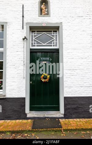 Hoogstraten, Belgique, 11 novembre 2021, Béguinage de Hoogstraten, Belgique classé par l'UNESCO. Le beau Béguinage médiéval de Hoogstraten, montrant la porte d'entrée de l'une des maisons blanches. Photo de haute qualité Banque D'Images