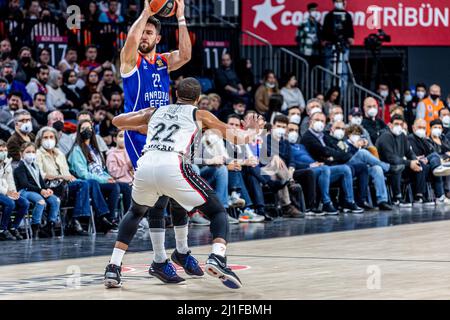 Istanbul, Turquie. 24th mars 2022. Devon Hall (R) d'AX Armani Exchange Milan et Vasilije Micic (L) d'Anadolu Efes Istanbul en action pendant la série 32 de la saison régulière Euroligue 2021/2022 de Turkish Airlines au dôme Sinan Erdem. Score final; Anadolu Efes 77:83 Milan. Crédit : SOPA Images Limited/Alamy Live News Banque D'Images