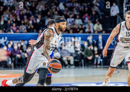 Istanbul, Turquie. 24th mars 2022. Malcolm Delaney (L) d'AX Armani Exchange Milan en action pendant la série 32 de la saison régulière EuroLeague 2021/2022 de Turkish Airlines au dôme Sinan Erdem. Score final; Anadolu Efes 77:83 Milan. Crédit : SOPA Images Limited/Alamy Live News Banque D'Images