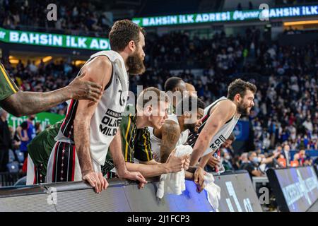 Istanbul, Turquie. 24th mars 2022. Joueurs d'AX Armani Exchange vus pendant la série 32 de la saison régulière EuroLeague 2021/2022 de Turkish Airlines au dôme Sinan Erdem. Score final; Anadolu Efes 77:83 Milan. (Photo de Nicholas Muller/SOPA Images/Sipa USA) crédit: SIPA USA/Alay Live News Banque D'Images