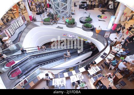 Vue intérieure de MyZeil sur le centre commercial de Francfort, Hesse, Allemagne Banque D'Images