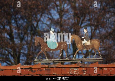 Deux cavaliers historiques sur la crête du toit du Rettershof à Taunus, Hesse, Allemagne Banque D'Images