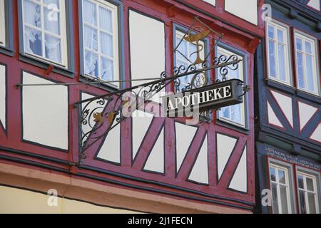 Signe du nez de la pharmacie sur la place du marché à Alsfeld, Hesse, Allemagne Banque D'Images