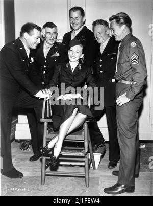 CLARK PIGNON WALTER PIDGEON BRIAN DONLEVY CHARLES BICKFORD et VAN JOHNSON avec la Croix-Rouge travailleur ELLA MAE ROBERTSON sur le plateau Candid quand elle est apparue comme un extra dans LA DÉCISION DE COMMANDEMENT 1948 réalisateur SAM JEU DE BOIS William Wister Haines musique Miklos Rozsa Metro Goldwyn Mayer Banque D'Images