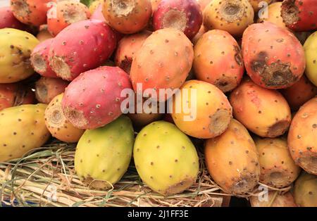 Pile de fruits de cactus de Pear de Prickly mûrs (Opuntia Ficus-indica) à vendre au marché de Stall au Pérou, en Amérique du Sud Banque D'Images