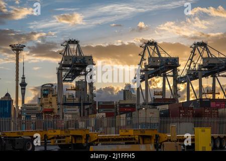 (220325) -- WELLINGTON, 25 mars 2022 (Xinhua) -- la photo prise le 23 mars 2022 montre une vue des ports d'Auckland, Nouvelle-Zélande. POUR ALLER AVEC 'les exportateurs de produits laitiers de Nouvelle-Zélande optimiste sur les potentiels du marché de la Chine à l'entrée en vigueur du REPC' (photo de Zhang You/Xinhua) Banque D'Images