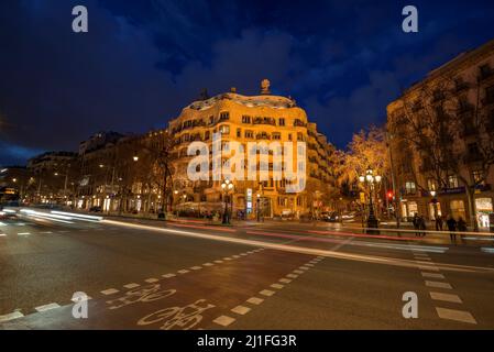 Casa Milà (la Pedrera) au coucher du soleil, crépuscule et heure bleue sur le Passeig de Gracia à Barcelone (Catalogne, Espagne) ESP: La Casa Milà al atardecer (BCN) Banque D'Images