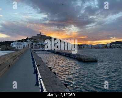 Coucher de soleil sur Dalt Vila, la vieille ville fortifiée d'Ibiza Banque D'Images