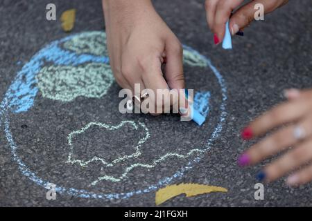 New Delhi, New Delhi, Inde. 25th mars 2022. Les gens s'en tirent alors qu'ils participent à une marche du « vendredi pour l'avenir » qui appelle à des mesures urgentes pour lutter contre le changement climatique. (Credit image: © Karma Sonam Bhutia/ZUMA Press Wire) Banque D'Images