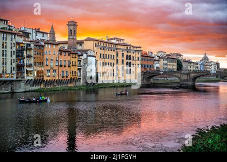 Pont médiéval de la Sainte trinité au-dessus de la rivière Arno et église Chiesa di San Jacopo Soprarno à Florence, en Toscane Itañy. San Jacopo sopr'Arno a été construit Banque D'Images