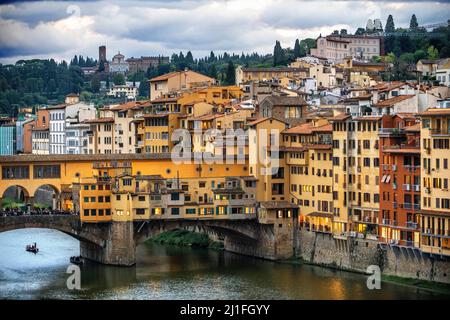 Ponte Vecchio, pont médiéval sur l'Arno et le corridor de Vasari à Florence, en Toscane Itañy. Banque D'Images