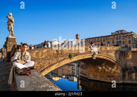 Vue panoramique sur le Ponte Santa Trinita à Florence, en Italie. Le peintre paysagiste Leo Mancini-Hresko construit une vue sur toile du Ponte Banque D'Images