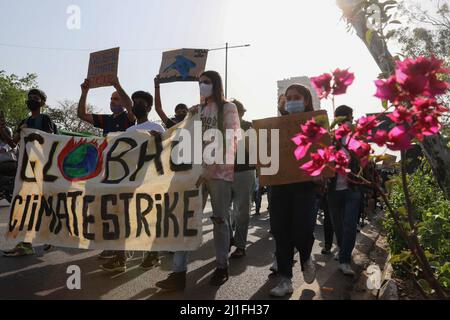 New Delhi, New Delhi, Inde. 25th mars 2022. Les gens prennent part à une marche des « vendredis pour l'avenir » vers le bâtiment du Secrétariat de Delhi, appelant à des mesures urgentes pour lutter contre le changement climatique. (Credit image: © Karma Sonam Bhutia/ZUMA Press Wire) Banque D'Images