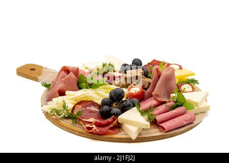 Assiette à viande fumée froide, plateau de jeu d'antipasti, assiette en bois. Planche antipasti avec viande tranchée, jambon, salami, fromage Banque D'Images