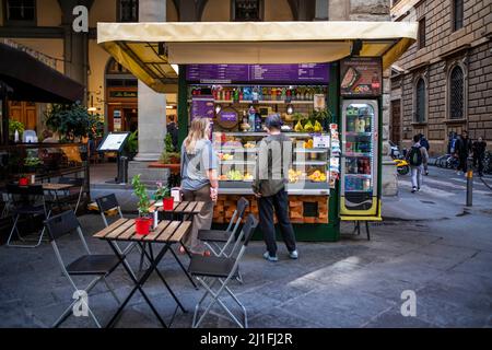 Couple vendant un sandwich bio avec lampredotto, une tripe typique de la cuisine de rue florentine, en face d'un kiosque dans le centre de Florence, via Port Banque D'Images