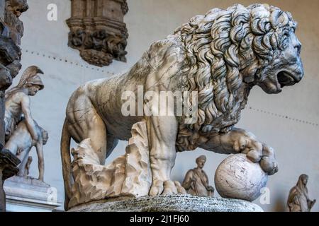 Lion de Vacca (lion de Médicis). Sculpture en marbre exposée à la Loggia dei Lanzi, Piazza della Signoria, Florence, Toscane, Italie. La Loggia dei Lanzi Banque D'Images