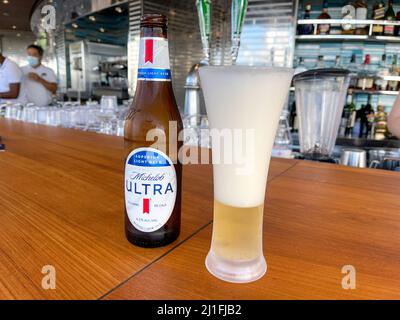 Orlando, FL USA - 10 octobre 2021 : une bière Michelob Ultra dans un bar en plein air sur le bateau de croisière MSC Divina à Port Canaveral, Floride. Banque D'Images