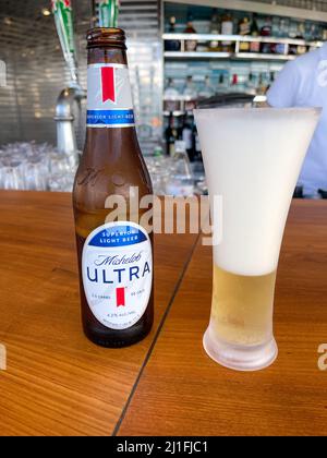 Orlando, FL USA - 10 octobre 2021 : une bière Michelob Ultra dans un bar en plein air sur le bateau de croisière MSC Divina à Port Canaveral, Floride. Banque D'Images