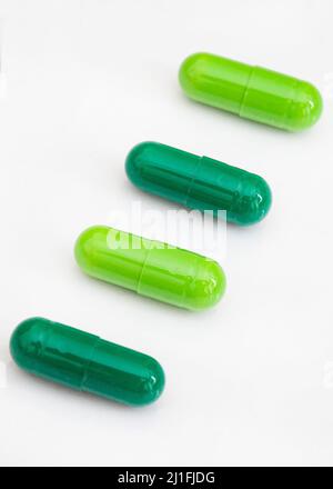 mélange de capsules médicinales colorées ou de médicaments en studio avec espace de copie Banque D'Images