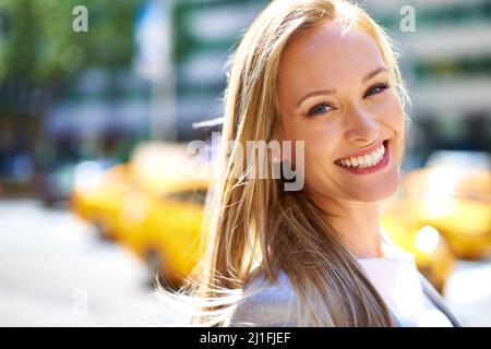 Dispositif de réglage des jets de jungle en béton. Une photo courte d'une belle femme qui marche dans la ville dans la journée. Banque D'Images